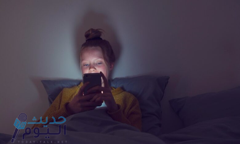 الصحة السعودية تنصح بإخراج الهواتف من غرف النوم