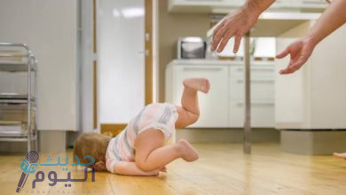 نصائح وطرق التعامل مع الطفل الرضيع في حال سقوطه على الأرض