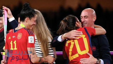 الفيفا توقف رئيس الاتحاد الإسباني لويس روبياليس بسبب تقبيله لاعبة