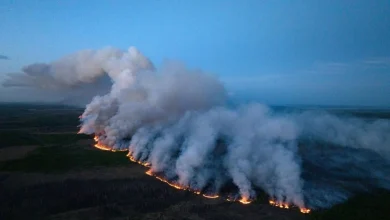 النيران تلتهم مساحات واسعة في كندا والسلطات توجه بإخلاء السكان