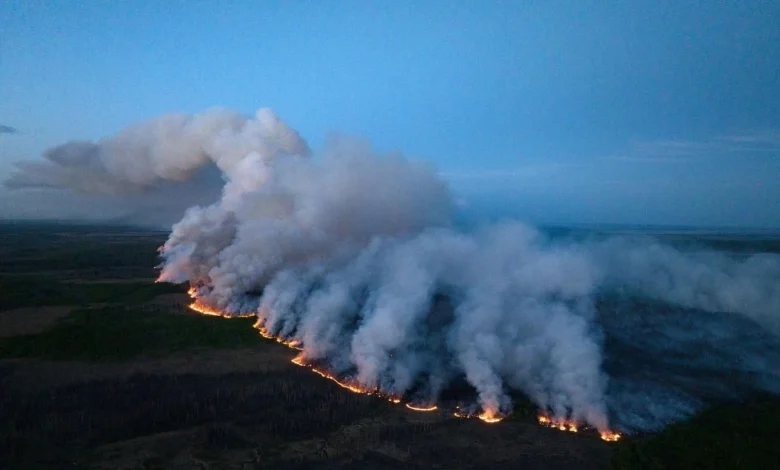 النيران تلتهم مساحات واسعة في كندا والسلطات توجه بإخلاء السكان